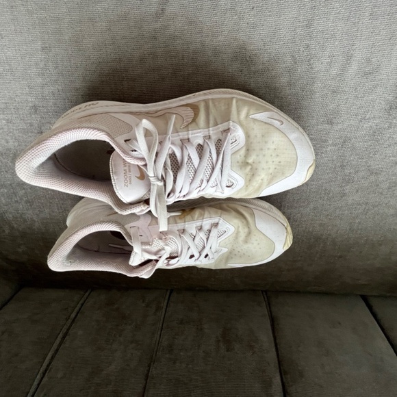 Nike Runners - 8.5 - Picture 2 of 4